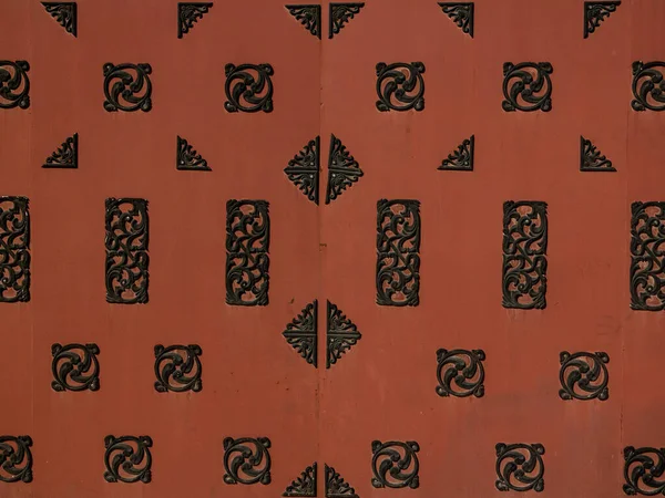 Metal arka plan. Demir renkli kahverengi kapı.