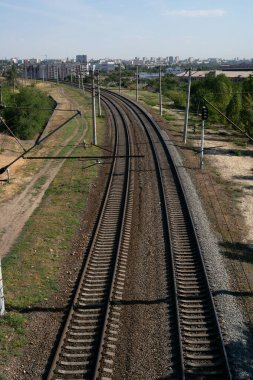 Sonbahar. Kırsal alanda korumasız demiryolu geçidi