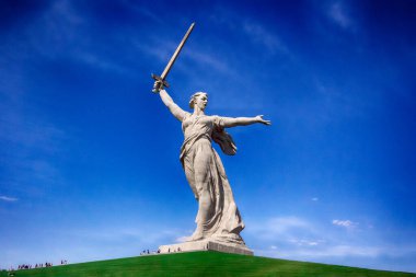 Volgograd 'da. - Rusya. Annemin Mamaev Kurgan 'daki evinin heykeli.