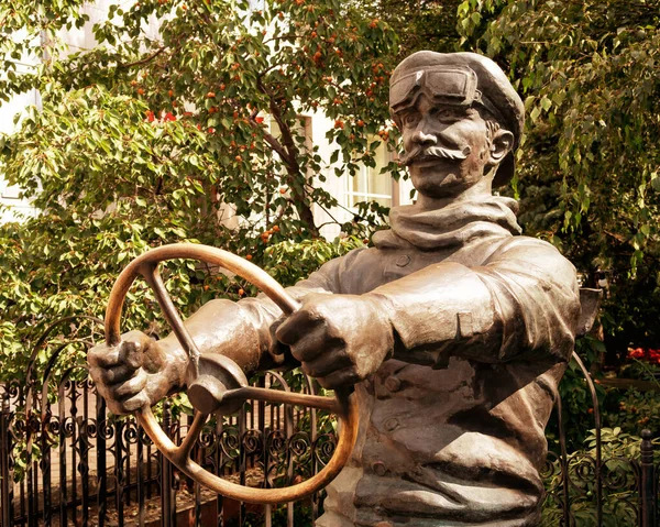 Elinde direksiyon olan adam araba sürme simülasyonu yapar. Retro biçimlendirilmiş fotoğraf.