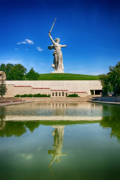 Volgograd 'da. - Rusya. Anavatanın heykeli ve sudaki yansıması.