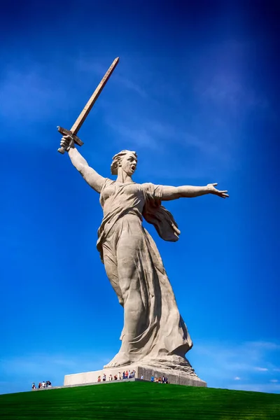 Volgograd 'da. - Rusya. Annemin Mamaev Kurgan 'daki evinin heykeli.