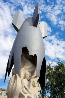 Mavi gökyüzü ile düşen bombalar. Volgograd 'da Mtmorial. Rusya