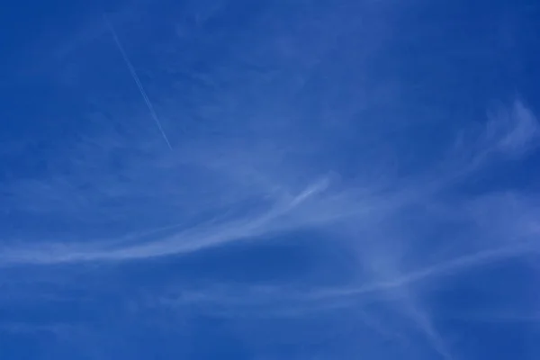 Fundo Céu Azul Belas Nuvens Brancas Avião Voador — Fotografia de Stock