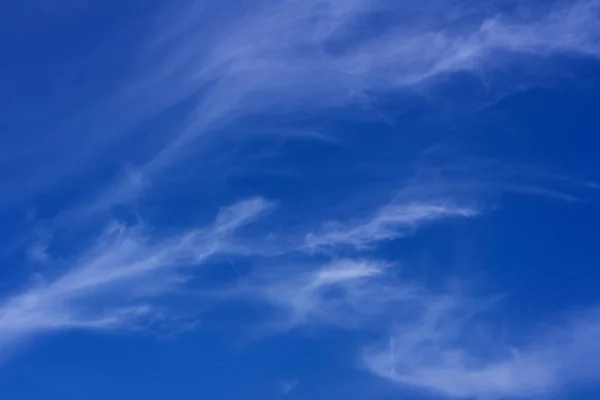 arkaplan mavi gökyüzü ve güzel beyaz bulutlar 4