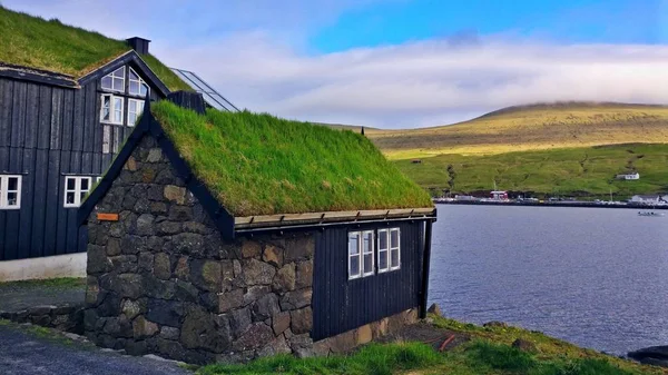 Casas Típicas Faroesas Con Techos Verdes Principios Verano Las Islas —  Fotos de Stock