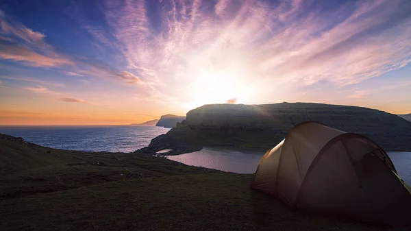 Tente Camping Près Lac Montagne Avec Beau Coucher Soleil Ciel — Photo