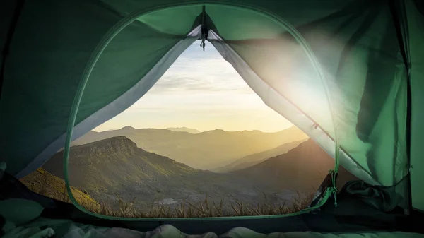 Barraca Acampamento Aberto Com Uma Vista Deslumbrante Sobre Uma Paisagem — Fotografia de Stock