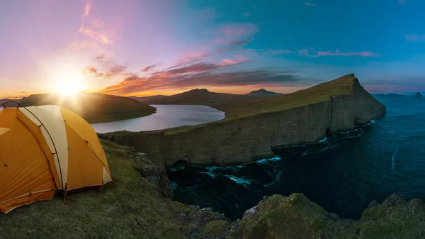 Camping Tent Een Rand Van Een Klif Met Een Mooie — Stockfoto