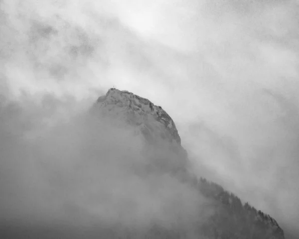 Cima Una Montaña Niebla Nubes —  Fotos de Stock