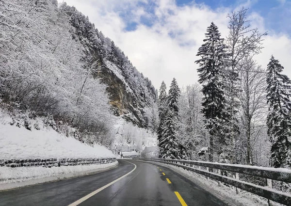 Escena Invierno Con Hielo Camino Resbaladizo Situación Conducción Camino Curvo —  Fotos de Stock