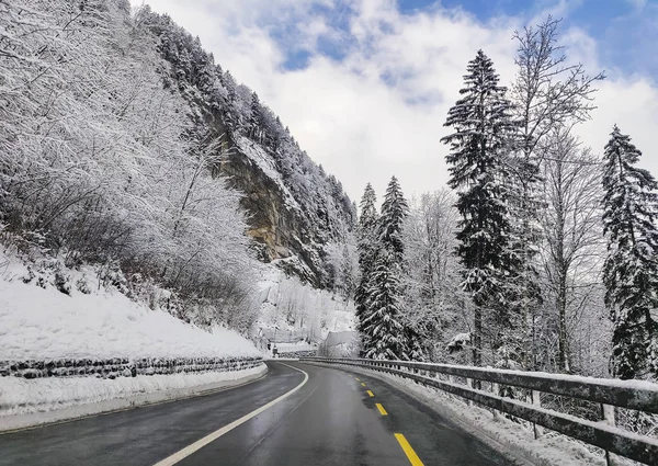 Winters Tafereel Met Ijzige Gladde Weg Rijden Situatie Gebogen Weg — Stockfoto