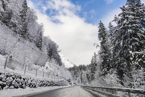 Bella Scena Invernale Con Strada Ghiacciata Situazione Guida Strada Curva — Foto Stock