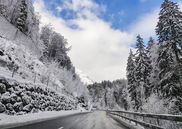 Bella Scena Invernale Con Strada Ghiacciata Situazione Guida Strada Alpina — Foto Stock