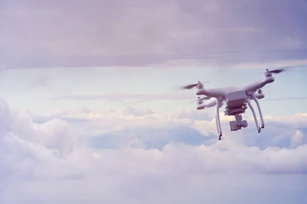 Repül az égen Multicopter drone — Stock Fotó