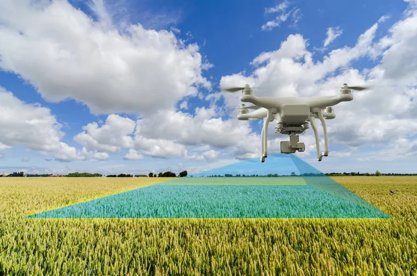 Avión no tripulado multicopter volando sobre el campo de cultivos — Foto de Stock