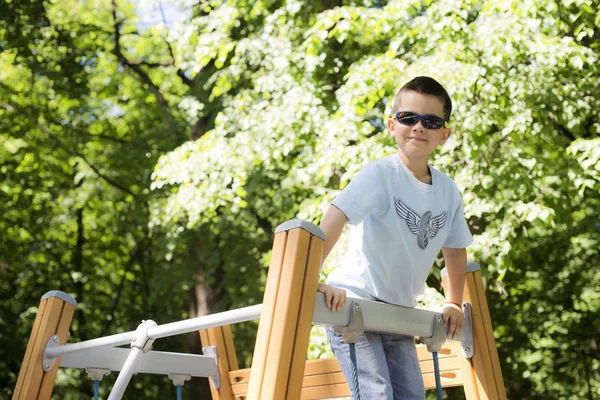 Menino Sete Anos Pendurado Grade Parque Infantil — Fotografia de Stock