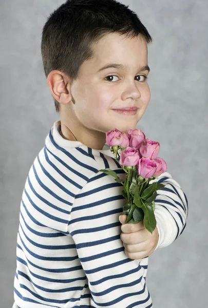 Rapaz Camisola Listrada Com Ramo Rosas Cor Rosa Conceito Para — Fotografia de Stock