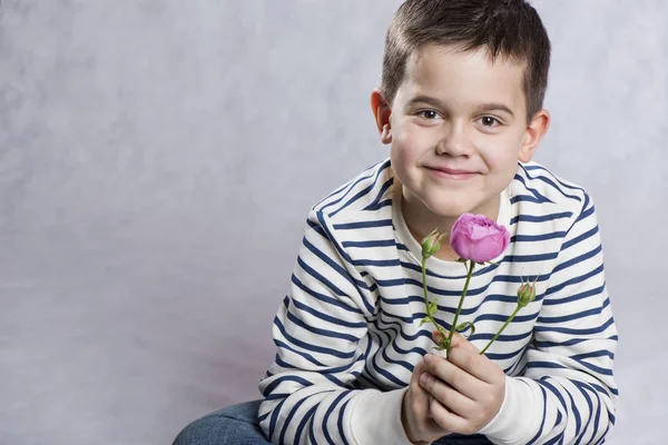 Boy Pruhované Tričko Kytice Růžových Růží Koncept Pro Matky Den — Stock fotografie