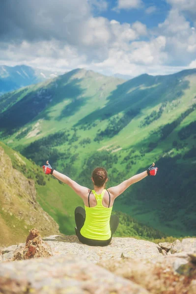 Donna Escursionista Mostrando Pollici Alto Seduto Sulla Cima Della Montagna — Foto Stock