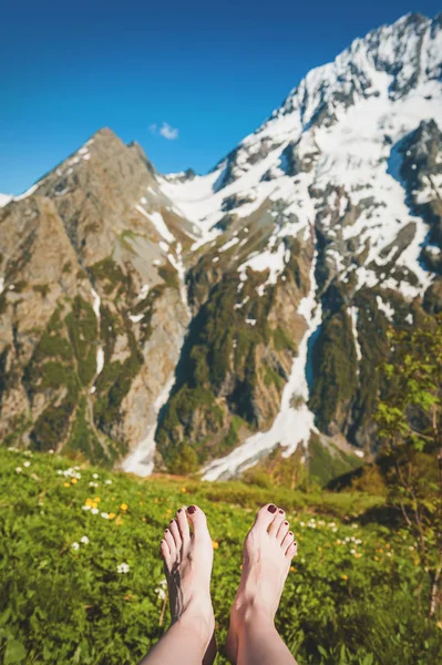 Benen Van Reiziger Zit Top Van Berg Buiten Travel Concept — Stockfoto