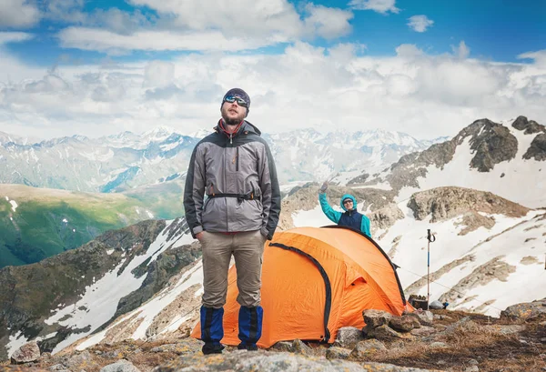 山の風景と青い空の屋内の中のハイカー男が付いているキャンプの観光テント — ストック写真