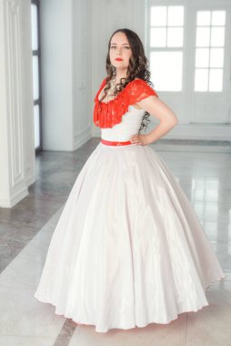 Koridorda crinoline ile beyaz ve kırmızı Ortaçağ elbiseli güzel kadın