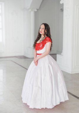 Koridorda crinoline ile beyaz ve kırmızı Ortaçağ elbiseli güzel kadın