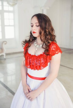 Koridorda crinoline ile beyaz ve kırmızı Ortaçağ elbiseli güzel kadın