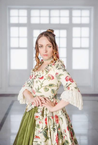 Hermosa Mujer Vestido Medieval Verde Largo Sala —  Fotos de Stock