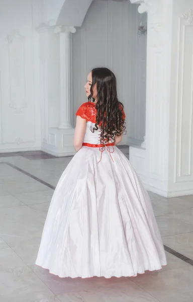 Hermosa Mujer Vestido Medieval Blanco Rojo Con Crinolina Sala Postura — Foto de Stock