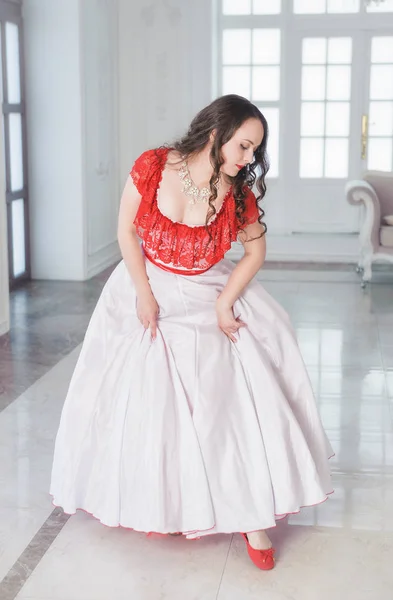 ホールのクリノリンで白と赤の中世ドレスで美しい女性 — ストック写真