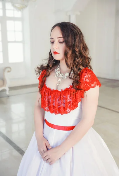 Hermosa Mujer Vestido Medieval Blanco Rojo Con Crinolina Sala —  Fotos de Stock