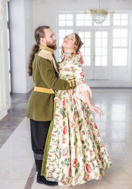 Güzel çift erkek ve kadın tarihi Ortaçağ kostümleri 