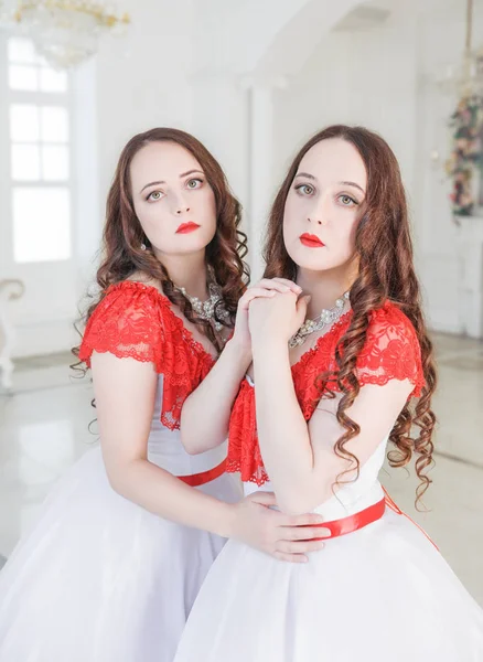 Dos Mujeres Hermosas Vestidos Medievales Blancos Rojos Con Crinolina Sala —  Fotos de Stock