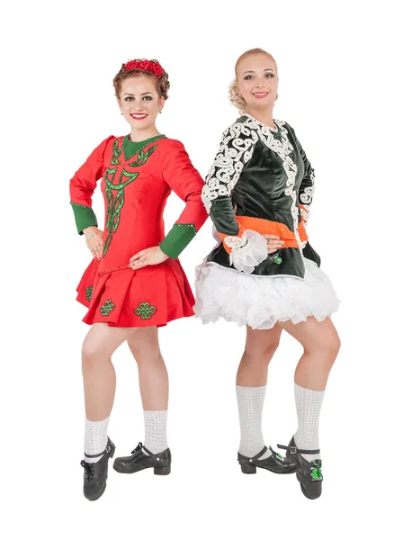 两个美丽的女人在礼服爱尔兰舞蹈隔离白色 — 图库照片