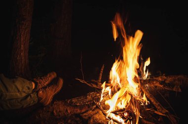 Gece şenlik ateşi turist kamp ve bacak gezgin açık. Turizm kavramı