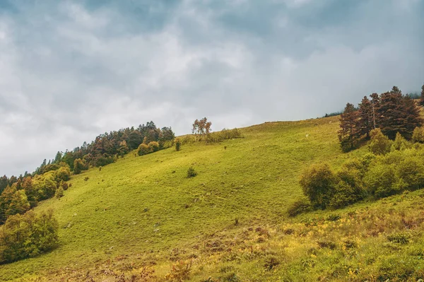 Peisaj Montan Frumos Ceață Cer Albastru Tulbure — Fotografie de stoc gratuită