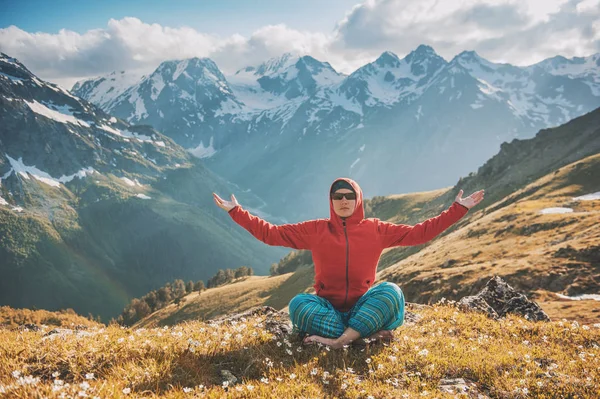 Kadının Açık Dağ Tepesinde Yoga Egzersiz Yapması — Stok fotoğraf