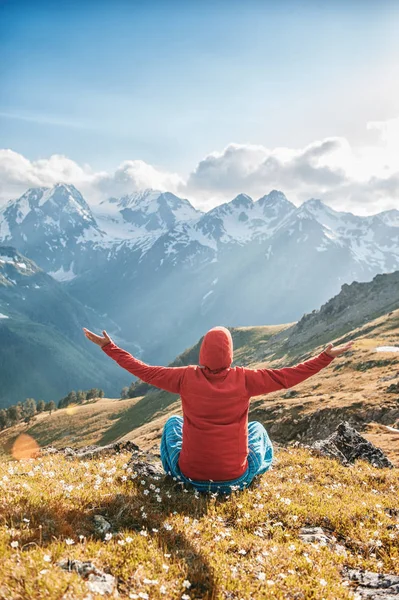 Kadının Açık Dağ Tepesinde Yoga Egzersiz Yapması — Stok fotoğraf