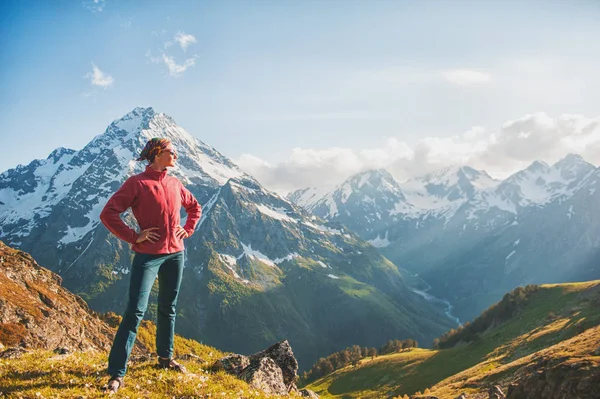 Mujer Excursionista Pie Cima Montaña Aire Libre — Foto de Stock