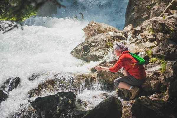 Mujer Excursionista Cerca Cascada Aire Libre Concepto Turístico — Foto de Stock