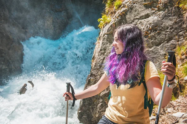 Mulher Caminhante Com Paus Olhando Cachoeira Livre Conceito Turismo — Fotografia de Stock