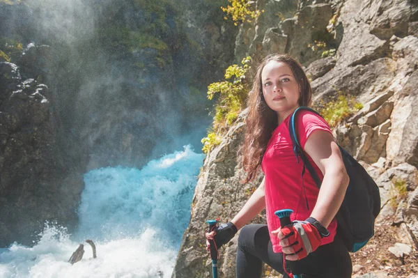 Mulher Caminhante Com Paus Perto Cachoeira Livre Conceito Turismo — Fotografia de Stock
