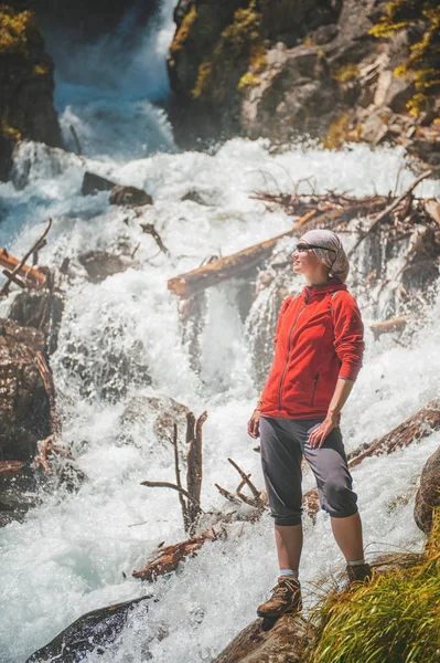 Donna Escursionista Guardando Cascata All Aperto Concetto Turistico — Foto Stock