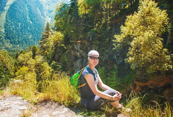 Женщина Туристка Сидящая Вершине Горы — стоковое фото