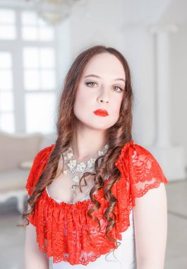 Beyaz ve kırmızı Ortaçağ elbiseli güzel kadın portresi 