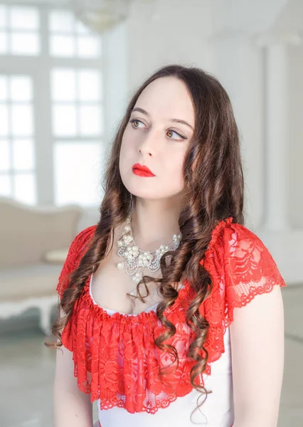 Beyaz Kırmızı Ortaçağ Elbiseli Güzel Kadın Portresi — Stok fotoğraf