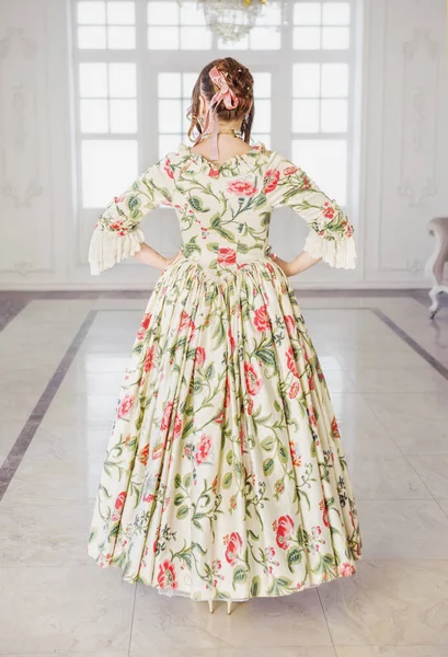 Красивая Женщина Длинном Зеленом Средневековом Платье Холле Поза Сзади — стоковое фото