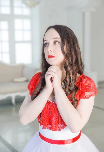 Retrato Oración Hermosa Mujer Vestido Medieval Blanco Rojo — Foto de Stock